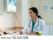 A female doctor examines the disease and gives advice on taking medication. for elderly patients receiving treatment. Стоковое фото, агентство Ingram Publishing / Фотобанк Лори