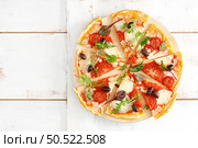 Pizza. Margherita pizza with mozzarella, tomato, olives and fresh greens. Top view. Стоковое фото, агентство Ingram Publishing / Фотобанк Лори