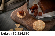 Marmalade in crackers on a kitchen counter with quinces and cheese. Стоковое фото, агентство Ingram Publishing / Фотобанк Лори