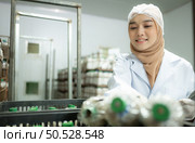 Young asian muslim female scientist doing research at a mushroom factory, examining mushroom leavening agent in a sterile and temperature-controlled room. Стоковое фото, агентство Ingram Publishing / Фотобанк Лори