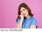 Portrait of young woman wearing casual t-shirt thinking and imagination isolated over pink background. Expression, people and lifestyle concept. Стоковое фото, агентство Ingram Publishing / Фотобанк Лори