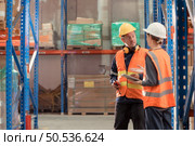 The Manager delivers the report to the foreman and jointly inspects the goods that need to be brought into the central warehouse. Before sending to each regional distribution center. Стоковое фото, агентство Ingram Publishing / Фотобанк Лори