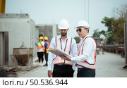 Construction engineer and construction foreman Monitor the progress and supervise important construction works on the construction site. Стоковое фото, агентство Ingram Publishing / Фотобанк Лори