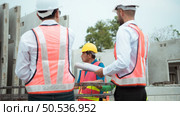 Construction engineer and construction foreman Monitor the progress and supervise important construction works on the construction site. Стоковое фото, агентство Ingram Publishing / Фотобанк Лори