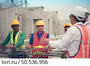Construction engineer and construction foreman Monitor the progress and supervise important construction works on the construction site. Стоковое фото, агентство Ingram Publishing / Фотобанк Лори