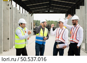 Construction engineers, architects, and foremen form a group. Participate in a meeting to plan new construction projects. Cheers to express happiness that the event was successfully accomplished. Стоковое фото, агентство Ingram Publishing / Фотобанк Лори
