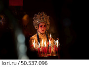 Male Chinese opera actors Light a candle to pray homage to the gods to enhance the prosperity for yourself on the occasion of the Chinese New Year festival. Стоковое фото, агентство Ingram Publishing / Фотобанк Лори