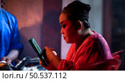 Male and female Chinese opera actors, Sit and make up to be the typical color of the show as the protagonist. Стоковое фото, агентство Ingram Publishing / Фотобанк Лори