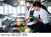 Cooking class atmosphere, Is to work closely with a chef and learn from experienced chefs at recognized institutions. Стоковое фото, агентство Ingram Publishing / Фотобанк Лори