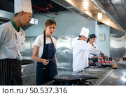 Professional chef who specializes in fine meats The steak that is served to the customer is unquestionably delicious. Стоковое фото, агентство Ingram Publishing / Фотобанк Лори