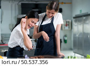 Students cooking apprentice after the steak is finished grilling, Try sprinkling salt from famous chefs by sprinkling salt over your elbows. Стоковое фото, агентство Ingram Publishing / Фотобанк Лори