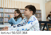 A group of students from an international school that promotes creativity and places children at the center of learning in a variety of subjects. Стоковое фото, агентство Ingram Publishing / Фотобанк Лори