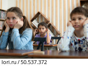 A group of students from an international school that promotes creativity and places children at the center of learning in a variety of subjects. Стоковое фото, агентство Ingram Publishing / Фотобанк Лори
