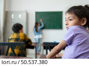 A group of students from an international school that promotes creativity and places children at the center of learning in a variety of subjects. Стоковое фото, агентство Ingram Publishing / Фотобанк Лори