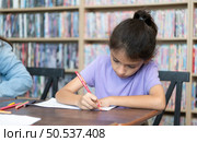 A group of students from an international school that promotes creativity and places children at the center of learning in a variety of subjects. Стоковое фото, агентство Ingram Publishing / Фотобанк Лори