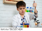 Little boy in science classroom It is the basis for the process of systematic thinking, reasoning, observation, data collection. as well as analysis for processing. Стоковое фото, агентство Ingram Publishing / Фотобанк Лори