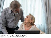 A long-term relationship that lasts until old age. characterized by unchanging love and also uses technology to communicate with children without interruption. Стоковое фото, агентство Ingram Publishing / Фотобанк Лори