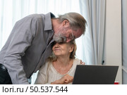 A long-term relationship that lasts until old age. characterized by unchanging love and also uses technology to communicate with children without interruption. Стоковое фото, агентство Ingram Publishing / Фотобанк Лори
