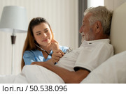 The doctor is doing a preliminary examination to monitor the symptoms of an elderly patient with depression. and other complications. Стоковое фото, агентство Ingram Publishing / Фотобанк Лори