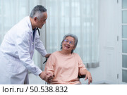 Doctor who specializes in heart disease. Report and advise patients with symptoms of heart disease. that the results of the treatment improved until they were able to go home tomorrow. Стоковое фото, агентство Ingram Publishing / Фотобанк Лори