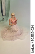 Elegant model poses in stunning dress during a creative studio shoot. Стоковое видео, видеограф Гурьянов Андрей / Фотобанк Лори