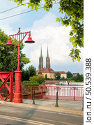 Wroclaw Poland. Red street lamps on Sand Bridge. View to cathedral of Saint John the Baptist on Tumski island.. Red street lamps on Sand Bridge. Стоковое фото, агентство Ingram Publishing / Фотобанк Лори
