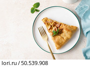 Apple pie slice with cinnamon and lemon zest on a plate. Стоковое фото, агентство Ingram Publishing / Фотобанк Лори