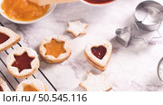 Homebaked Christmas Cookies With fruit Jam filling and Icing Sugar. Стоковое фото, агентство Ingram Publishing / Фотобанк Лори