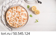 French tart with  Merengue on white wooden background. Pastry tasty homemade tart and pie with napkin. Стоковое фото, агентство Ingram Publishing / Фотобанк Лори