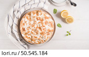 French tart with  Merengue on white wooden background. Pastry tasty homemade tart and pie with napkin. Стоковое фото, агентство Ingram Publishing / Фотобанк Лори