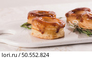 Typical Portuguese pastry Glorias, tender puff pastry topped with handmade caramel candy and special sugar syrup. Стоковое фото, агентство Ingram Publishing / Фотобанк Лори
