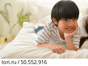 Happy moments when boy wake up in the morning. Have fun with mom before eating breakfast. Стоковое фото, агентство Ingram Publishing / Фотобанк Лори