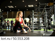 Young couples work out at the gym to strengthen the body. Each person recommends exercise for each other and encourage each other while exercising. Стоковое фото, агентство Ingram Publishing / Фотобанк Лори
