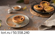 Egg tarts, traditional Portuguese dessert, pastel de nata on a plate. Стоковое фото, агентство Ingram Publishing / Фотобанк Лори