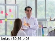 A medical professor is lecturing on a case study related to disease treatment to medical students. Стоковое фото, агентство Ingram Publishing / Фотобанк Лори