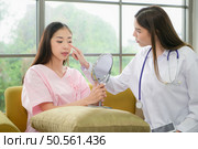 A beauty doctor explains cosmetic surgery and post-operative care. Стоковое фото, агентство Ingram Publishing / Фотобанк Лори
