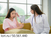 A beauty doctor explains cosmetic surgery and post-operative care. Стоковое фото, агентство Ingram Publishing / Фотобанк Лори