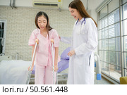 Following a period of treatment, the doctor examines the patient’s legs and knees. Стоковое фото, агентство Ingram Publishing / Фотобанк Лори