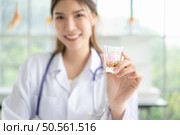 Female doctor explains medicine to patient. Стоковое фото, агентство Ingram Publishing / Фотобанк Лори