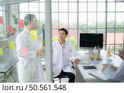 A medical professor is lecturing on a case study related to disease treatment to medical students. Стоковое фото, агентство Ingram Publishing / Фотобанк Лори