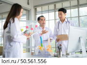 A medical professor is lecturing on a case study related to disease treatment to medical students. Стоковое фото, агентство Ingram Publishing / Фотобанк Лори