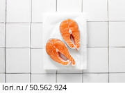 Fresh salmon steaks with herbs and ingredients for cooking, top view. Стоковое фото, агентство Ingram Publishing / Фотобанк Лори