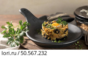 Bacalhau a Bras, a traditional Portuguese dish featuring shredded codfish, scrambled eggs, potatoes, and olives. Стоковое фото, агентство Ingram Publishing / Фотобанк Лори