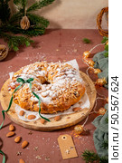 Bolo Rainha, a festive ring cake adorned with almonds and powdered sugar, ready to celebrate the season. Стоковое фото, агентство Ingram Publishing / Фотобанк Лори