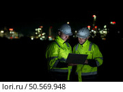 Both of Petroleum engineer is on a mission to inspect oil distillation at a huge oil refinery. Стоковое фото, агентство Ingram Publishing / Фотобанк Лори