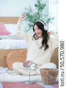 Asian young women with conducting their weekly holiday routines. Стоковое фото, агентство Ingram Publishing / Фотобанк Лори