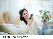 Asian young women with conducting their weekly holiday routines. Стоковое фото, агентство Ingram Publishing / Фотобанк Лори
