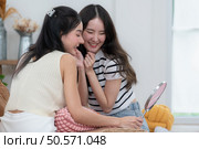 Asian young women conducting their weekly holiday routines from getting up, putting on cosmetics and relaxing. Стоковое фото, агентство Ingram Publishing / Фотобанк Лори
