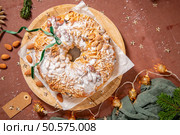 Bolo Rainha, a festive ring cake adorned with almonds and powdered sugar, ready to celebrate the season. Стоковое фото, агентство Ingram Publishing / Фотобанк Лори