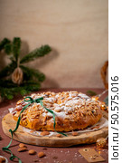 Bolo Rainha, a festive ring cake adorned with almonds and powdered sugar, ready to celebrate the season. Стоковое фото, агентство Ingram Publishing / Фотобанк Лори